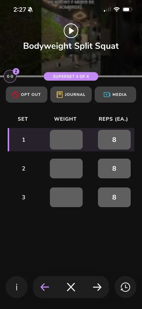 Captura de la app: ejercicio con video de muestra y registro de peso y repeticiones por serie