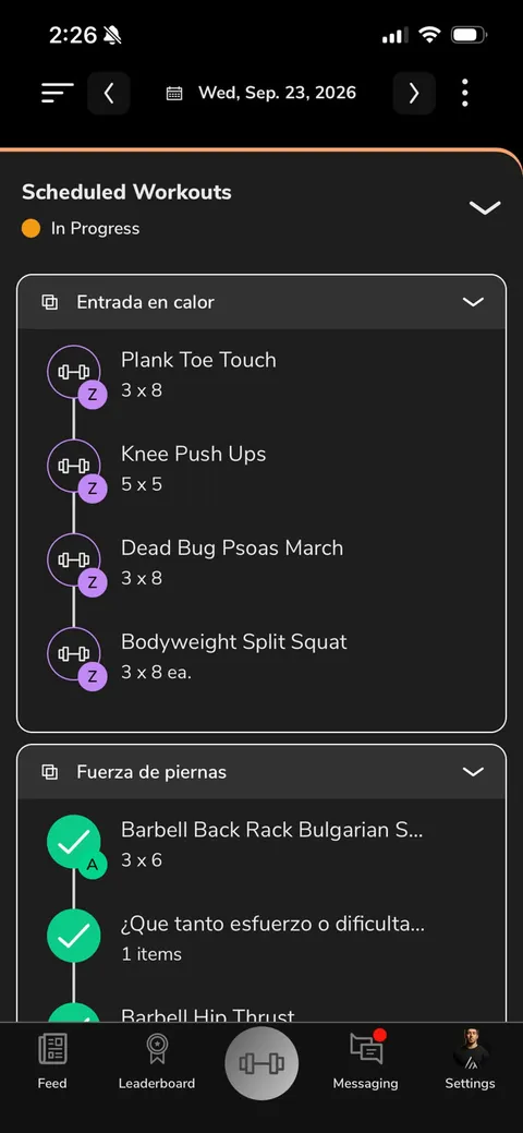 Captura de la app: entrenamiento del día dividido en entrada en calor y fuerza de piernas, con series y repeticiones